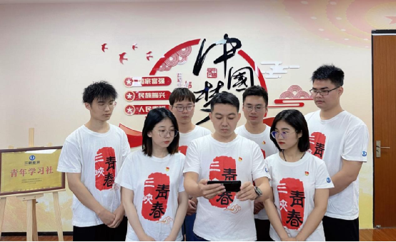 中国三峡集团团委组织团员青年认真收听收看党的二十大开幕盛况 