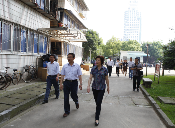 湖北省总工会向导走访慰问实业公司难题职工 