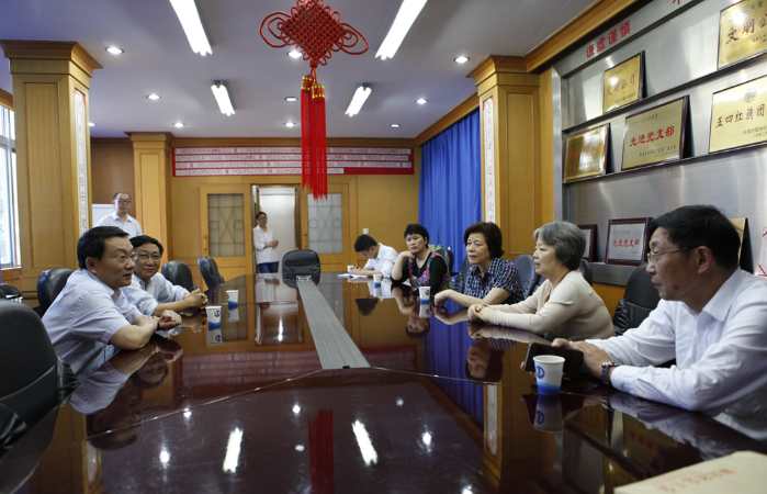 湖北省总工会向导走访慰问实业公司难题职工 