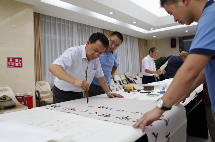 集团公司举行2015年“迎中秋 庆国庆”书法讲座暨现场笔会 